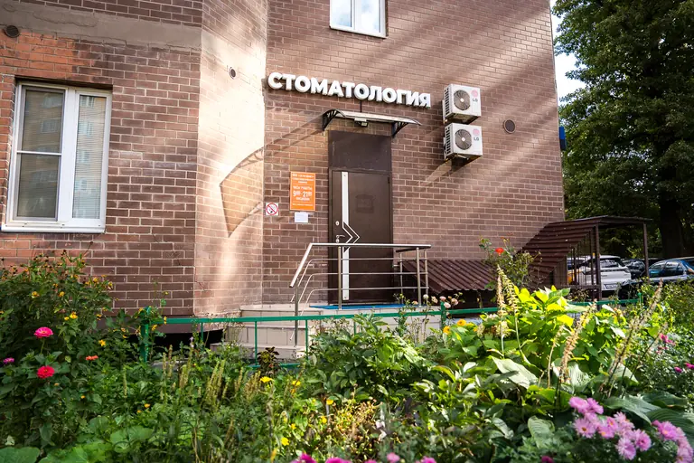 Вход в стоматологию «ЭстетДент» на улице Садовой, 28А